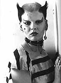 soocatwoman This nude punk art photo from 1977 depicts Soo Catwoman with her signature interpretation of the mohawk haircut.